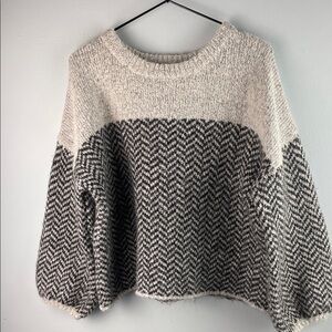 Blu Pepper Cream and Black Women's Sweater Size S